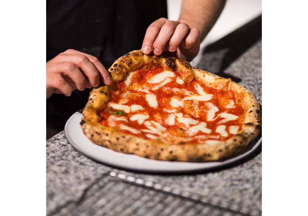 シャンパン片手に極上ピッツァを。レストラン化するピッツェリア