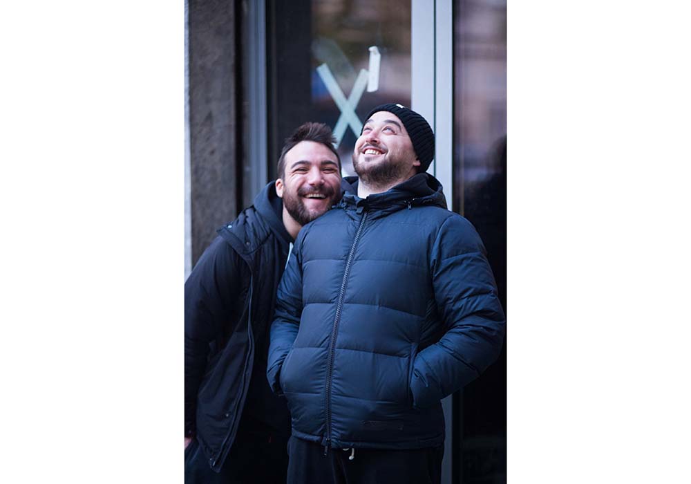 （写真）ピッツァ職人のフランチェスコ（左）とソムリエのマリオ。ピッツェリアのレストラン化には、「心地よい雰囲気とプロフェッショナルなサービス、厳選素材の使用、ワインリストの充実が必要」とマリオは解説する。