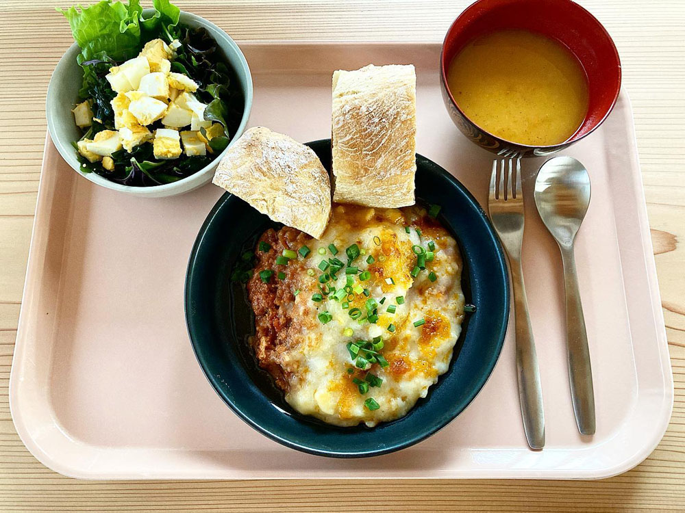 こちらはチャバタ。「ロデブなどのパンも出してみたい」と笹川さん。高専生にとって給食はパンとの新しい出会いの場でもある。 photo by Food Hub Project