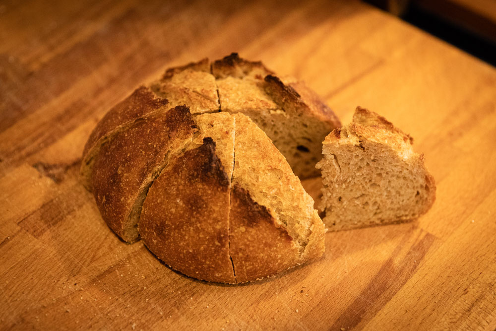 「ふじおか中央こども園」に納めるパン。堂々のハード系！ 「ケーキカットのように切ると、クラムとクラストが全員に均等に行き渡る」とご覧のような切り方を提唱。