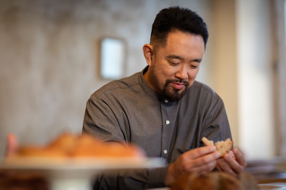 笹川さんが試食。「クラストはカリカリ、クラムはもっちり。コントラストがすばらしい。こういうパンがこども園で提供されるようになるなんて・・・」