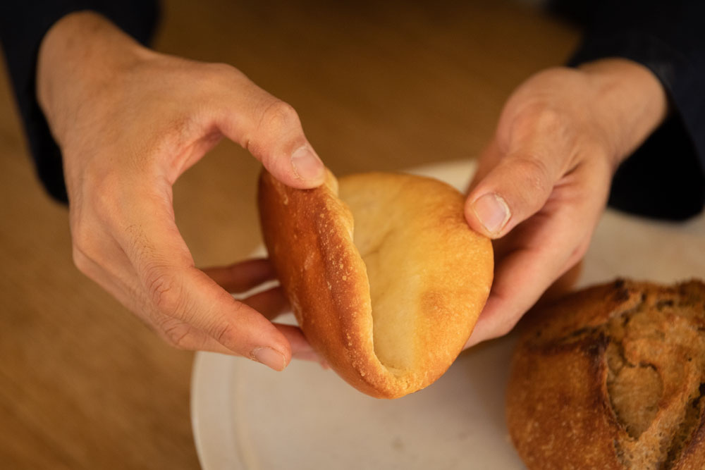 合わせ目から開くと、間に具材を挟める。「端が膨らんでいて、中は窪んでいるから、具材の収まりがいい。原始的な形なのに機能的」と久保田さん。