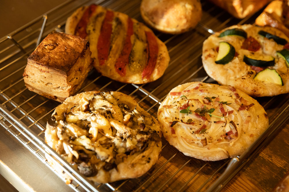 惣菜パンや菓子パンのセンスも抜群。在来種の豆や地元産の野菜、懇意にする肉加工職人のソーセージなどを巧みに取り入れる。