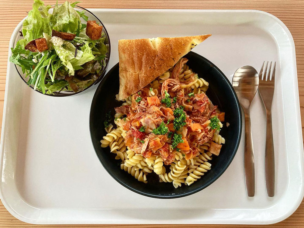 「神山まるごと高専」の寮の食事から。細井恵子料理長が立てるメニューを受けて笹川さんがパンを焼く。トマトソースのフジッリにフォカッチャを合わせて。 photo by Food Hub Project