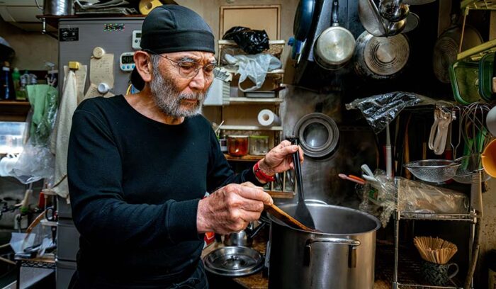 83 歳。「ただただ、おいしいバクテー（肉骨茶）を食べたい一心だったんです」