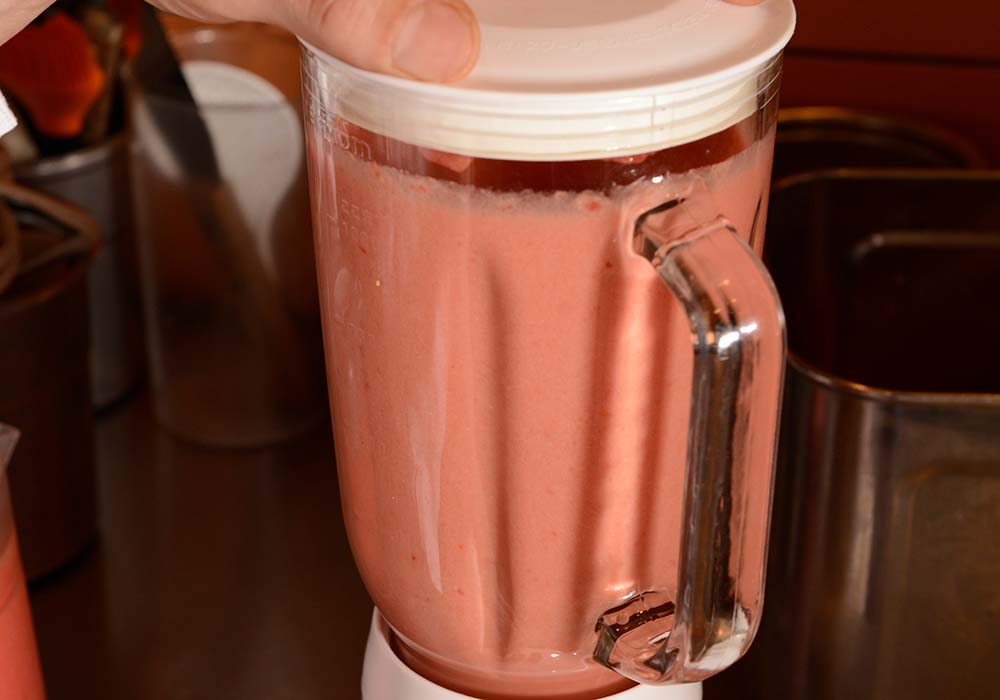 ジューサーミキサーで撹拌する