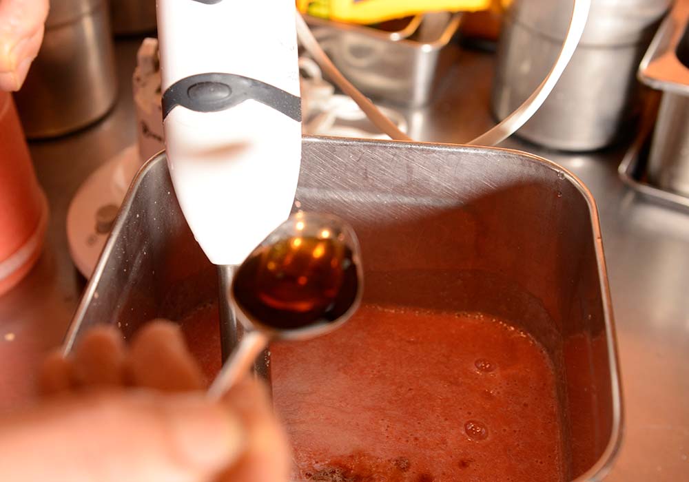 ビネガー、塩で味を調える