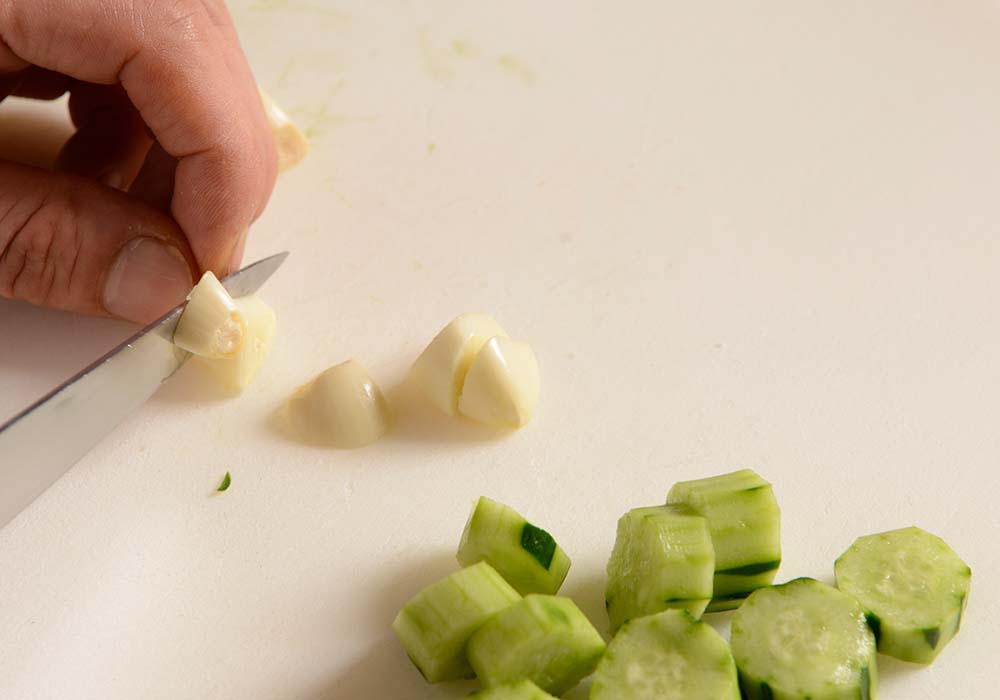 キュウリ、ニンニクを切る
