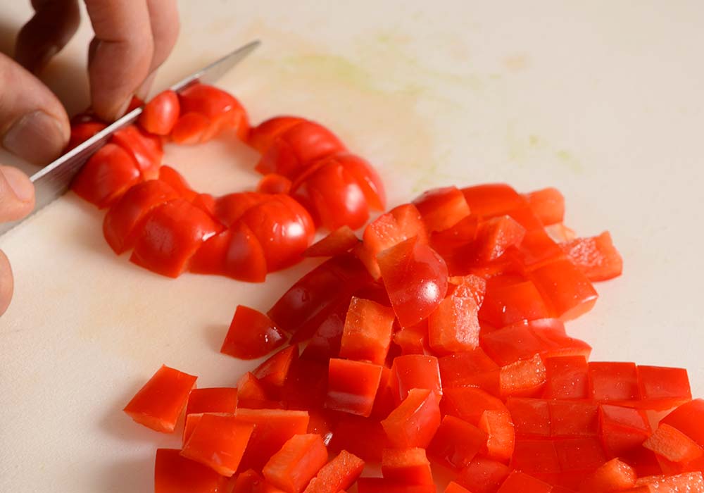 タマネギ、パプリカを切る
