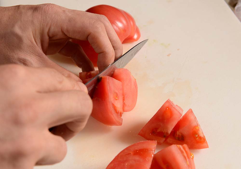 トマトを切る