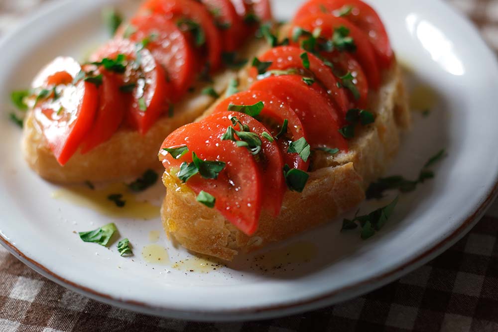 イタリアの夏のヘビロテ・リメイク料理。「トマトのパンツァネッラ」