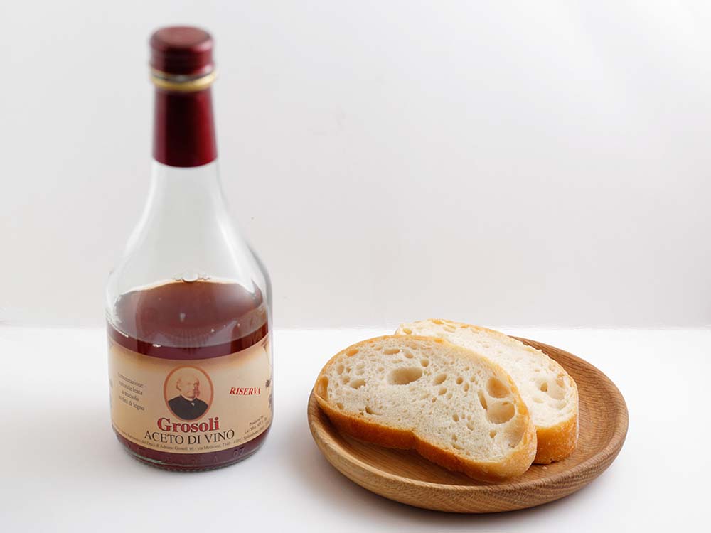 赤ワインビネガーでコクがあり優しい酸味に。店では塩分控えめのマルケ風パンを使う。