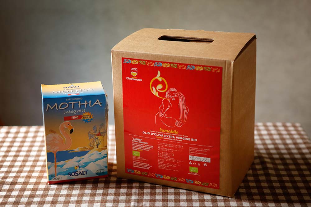 愛用するシチリア産の海塩は、甘味と複雑味があり、野菜の味わいを素直に引き出してくれる。舐めてみてやんわり甘味を感じる塩で作ると、仕上がりもひと味違ってくる。オリーブ油も上質なものをたっぷり使うこと。