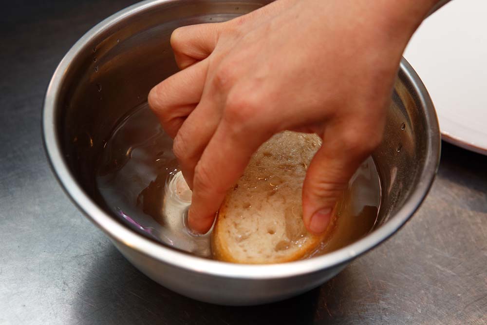 パンに水分を含ませる