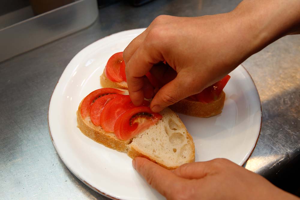 トマトをのせる