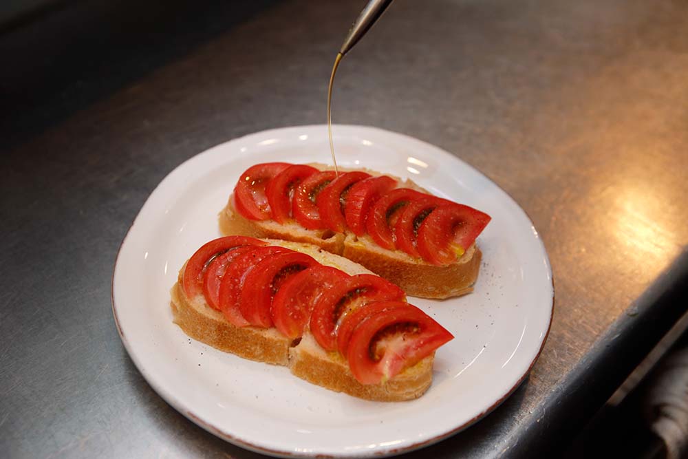 オリーブ油を回しかける