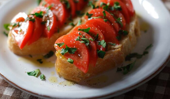 イタリアの夏のヘビロテ・リメイク料理。「トマトのパンツァネッラ」