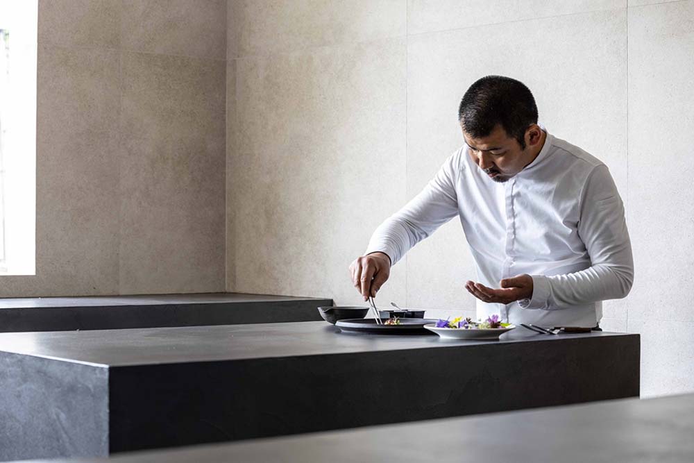 （写真）100％現地の食材で、かつ日本人にしか思いつかない料理を目指す前田哲郎氏。