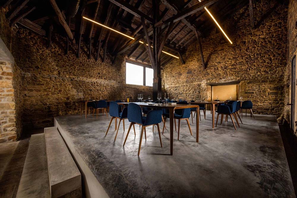 （写真）客席は６卓、最大24席。400年の歴史を持つ古民家は15年前まで使用されていたが、今回大規模な改装を行い、静寂の漂う空間に。