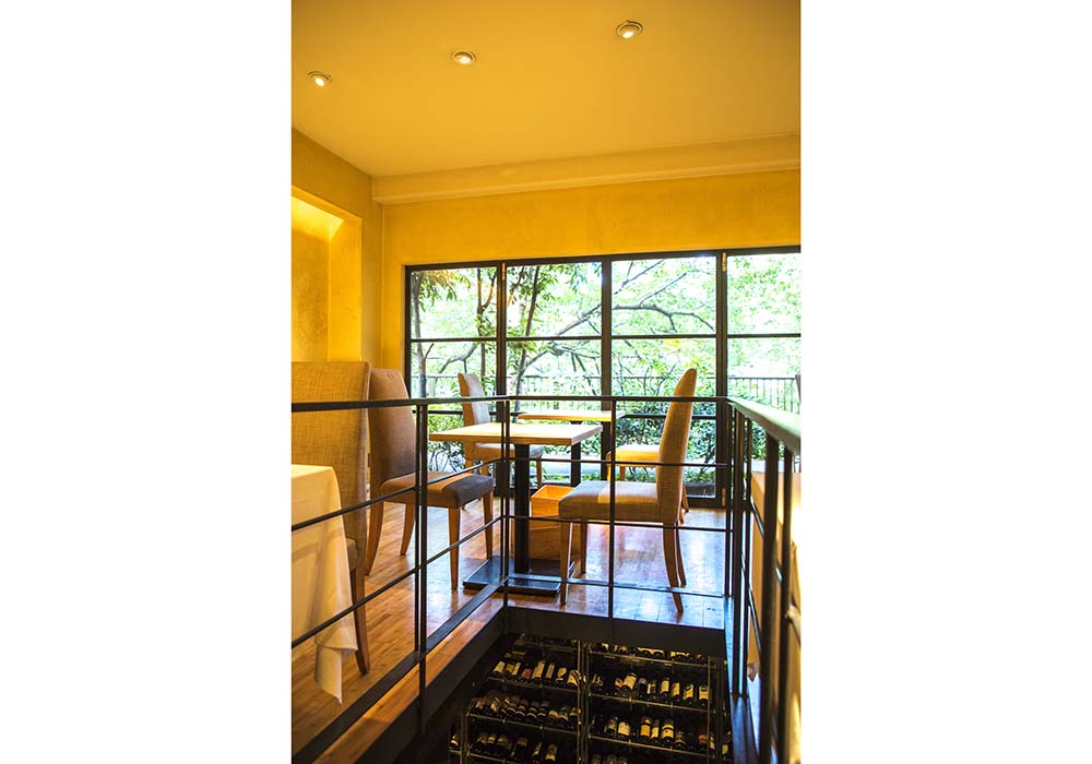 目黒川に面した「ラ・ルーナ・ロッサ」。もともと栗野さんの修業時代の憧れの店にしてホームグラウンドとも呼ぶべき場所。３店舗を統轄する立場となった今も、マネージャーとして同店のフロアを仕切る。