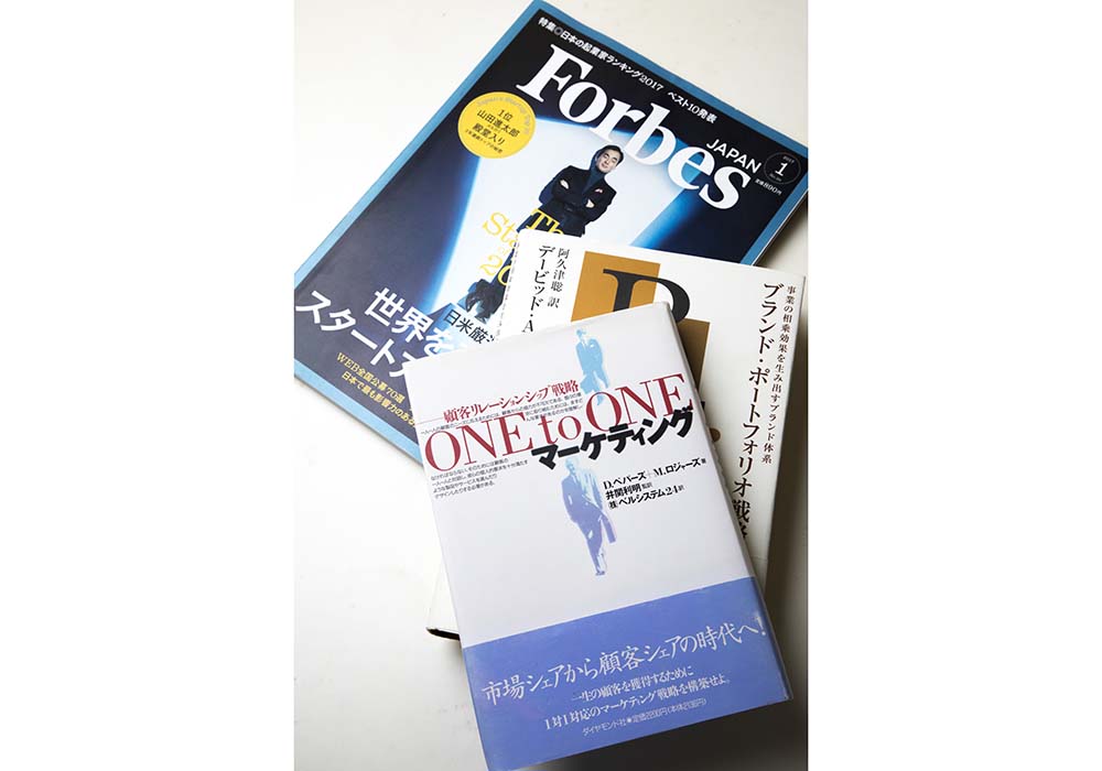 新しいビジネスを着想する時は、本や雑誌からヒントを得ることが多い。店のロッカーの一角には、ビジネス書や雑誌のバックナンバーがぎっしり。