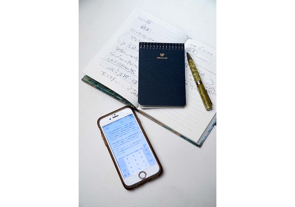 自称「メモ魔」。“アイデア帖”と呼ぶノートを持ち歩き、なければiphoneのメモに、思いついたことは何でも書き留める。「ノートとボールペンとスマホと名刺。この４点セットで仕事してます」