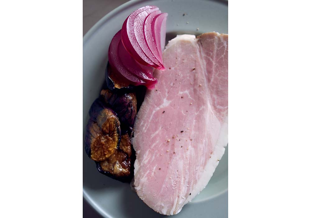 「自家製ジャンボンブラン　季節の野菜添え」 潔い厚切りの１枚ハムには、プラム果汁で漬けたさっぱりピクルスを添えて。レモンがない時期は、酸味はプラム果汁を活用。甘やかな香りと皮のタンニンが心地よいアクセントに。