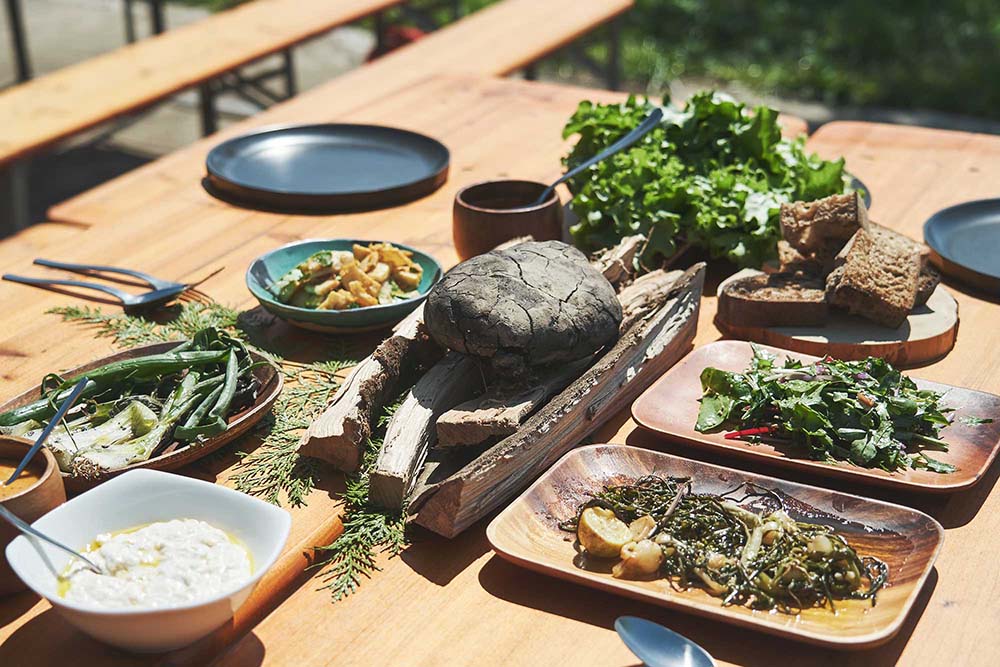 クルックフィールズのシェフ、山名新貴さんによるスペシャルランチ。今回はテーマに合わせたスモーブローでテーブルを彩ります。