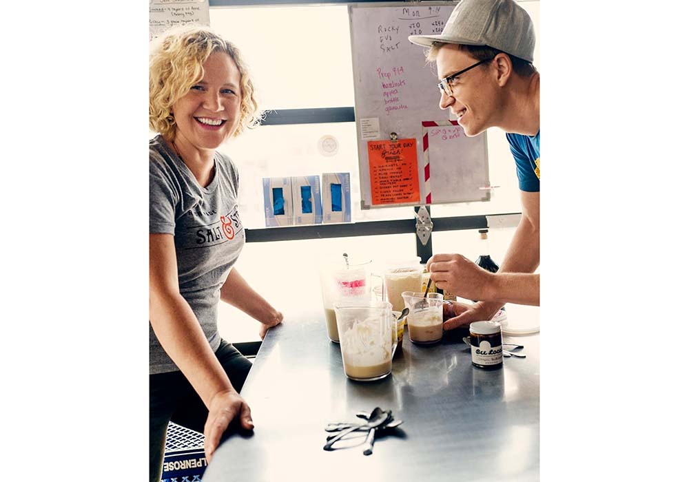 （写真）オーナーのキム・マレクさん（左）とタイラー・マレクさんはいとこ同士。フランチャイズ展開せず、自社スタッフの手作り・小バッチ生産にこだわる。ディズニー・ランド／ワールド店を含む30を超す店舗は、今や５つの州にまたがり、俳優のドウェイン・ジョンソン氏も投資家として名を連ねる。