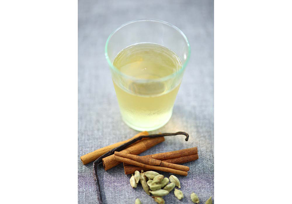 展開例：チャイ・・・シナモンとバニラの甘い香りにカルダモンの清涼感をプラスしてスパイシーに。バニラは種を取った後のさやだけを使用するのがポイント。