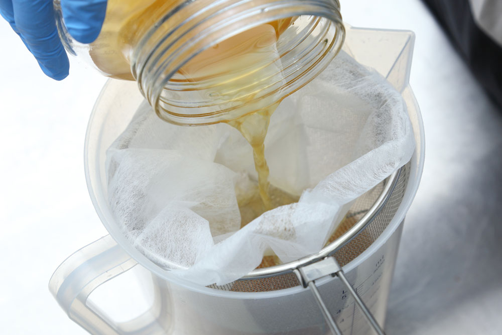 基本のコンブチャを漉す