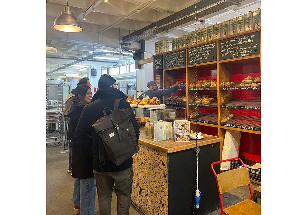 （写真）「ザ・ダスティ・ナックル」は、ロンドン有数のレストランにサワードウブレッドなどを卸す、クオリティに定評があるアルチザンベーカリー。東ロンドンのコミュニティ・スピリットが色濃く反映されたカフェも併設し、常に活気にあふれている。