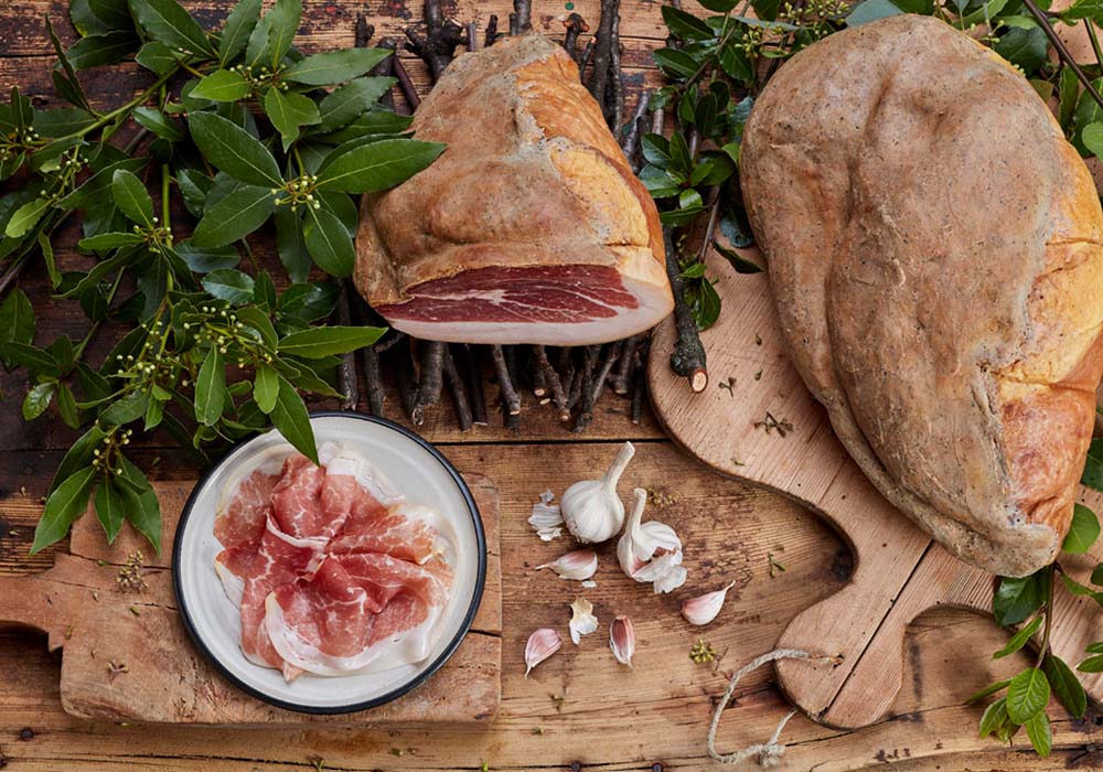 イタリア20州旨いもの案内　桜の木と月桂樹でデリケートに燻す生ハム