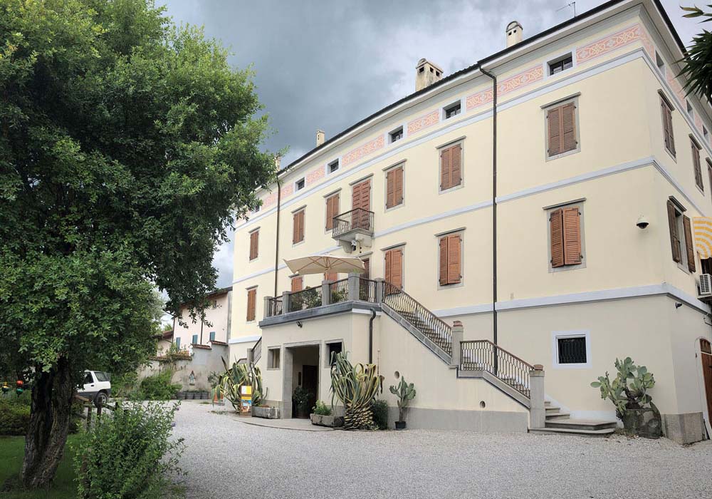 豚のモモ肉を燻煙するスモーカーエリア