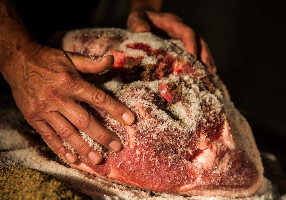 表面にハーブとスパイスを擦り込んでおく