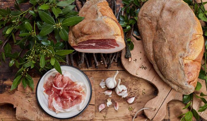 桜の木と月桂樹でデリケートに燻す、知る人ぞ知る生ハム