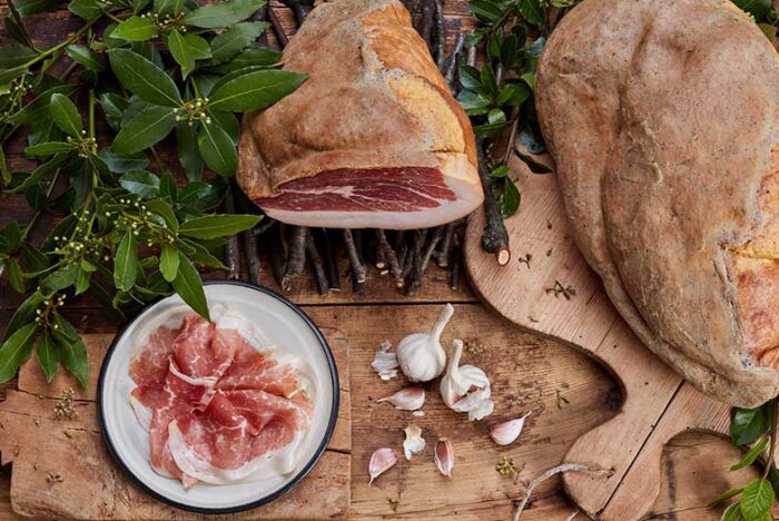 Un prosciutto crudo delicatamente affumicato con legna di ciliegio e alloro.