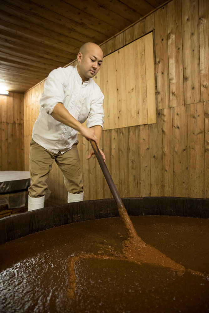 麹と塩水を3600Lの木桶に入れて、機が熟すのを待つ。時々撹拌して、状態を確認。