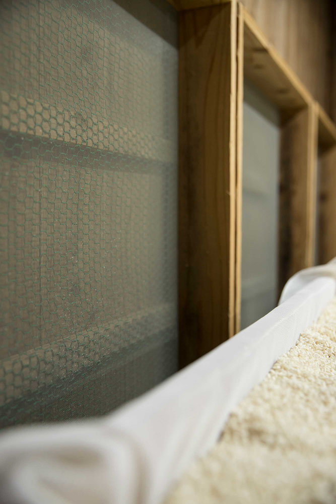 底をメッシュ状にして熱や湿度の管理をしやすくした麹箱。