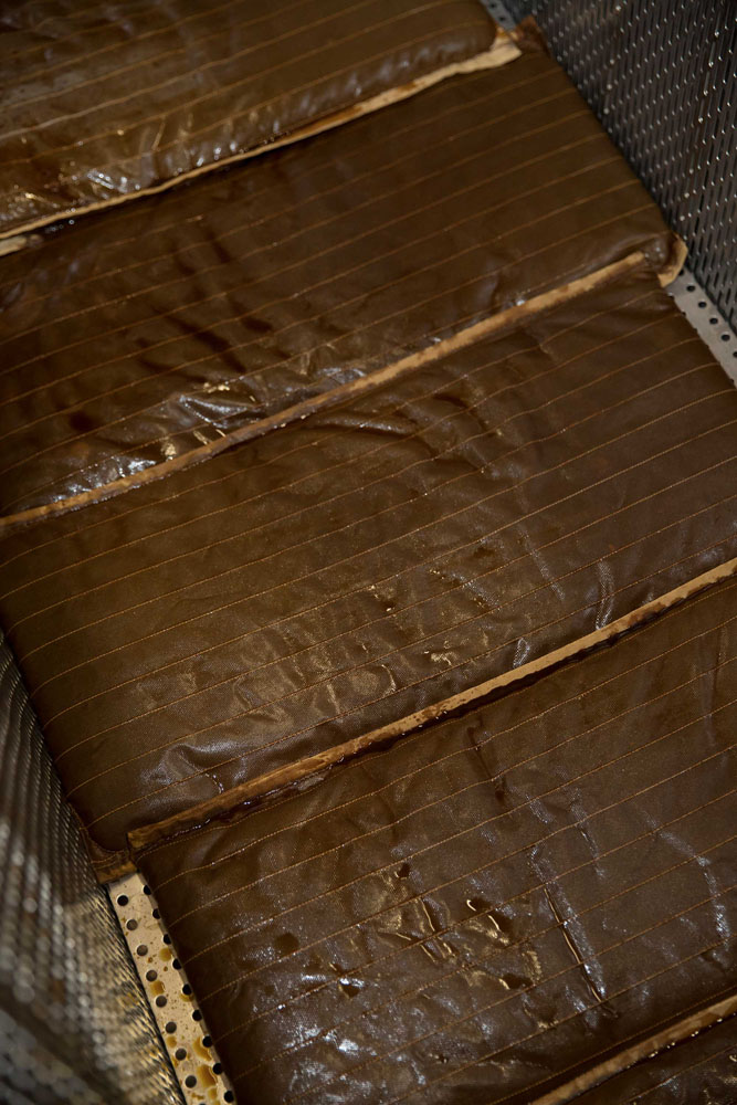 もろみを袋に入れて重ね、圧搾させる「舟搾り」。