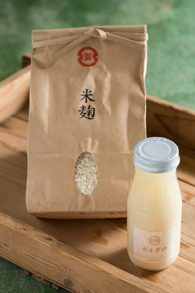 醤油以外の麹製品も手がける。「米麹」907円/500g、「あまざけ」416円/180g。
