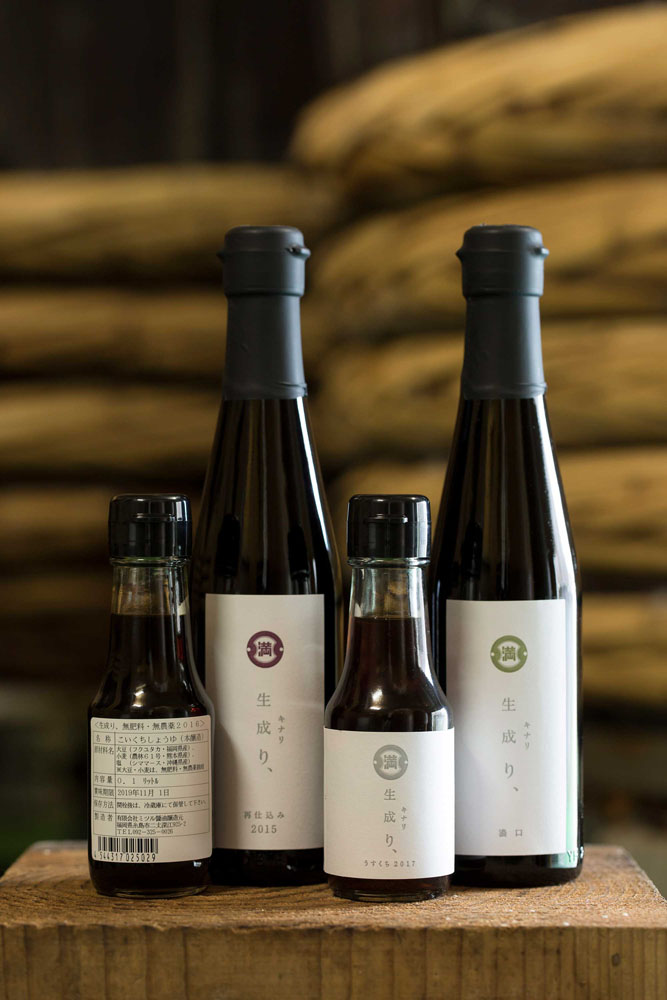 もろみを搾って火入れしただけの「生成り、」。右から「濃口」￥1,234/300ml 、「うすくち」454円/100ml。「再仕込み」￥1,566/300ml 「無肥料・無農薬」￥648/100ml。各種 1.8L、720ml、300ml、100mlがある。（価格はすべて税込み）