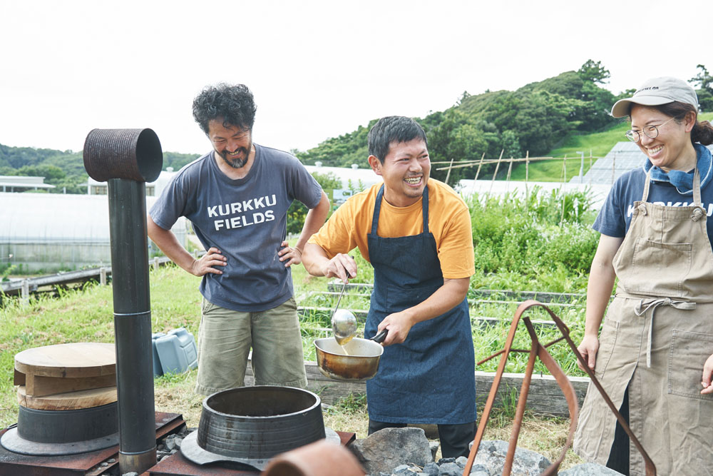 参加者がさばいた鶏をぶつ切りにして、薪焚きコンロで豪快にスープにします。クルックフィールズの空気まで溶かし込まれていくかのよう。