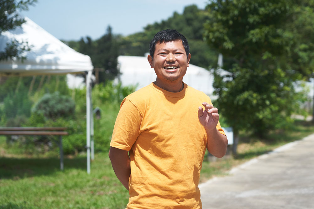 渡辺幸樹シェフ。京都府綾部市で農と食、隣り合わせで料理を提供している。「身土不二」をテーマに、身の回りの食材を余すことなく使い切り、冬場は保存食作りにも励む。