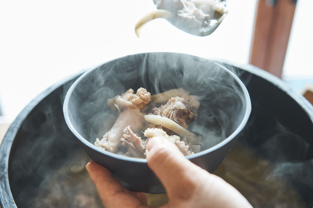 皮は厚く硬く、身は骨の周りに薄く付いているだけ。「手で持ってしゃぶりついてください」とシェフ。しゃぶっていると奥行きのある味わいがじわじわと押し寄せてくる。