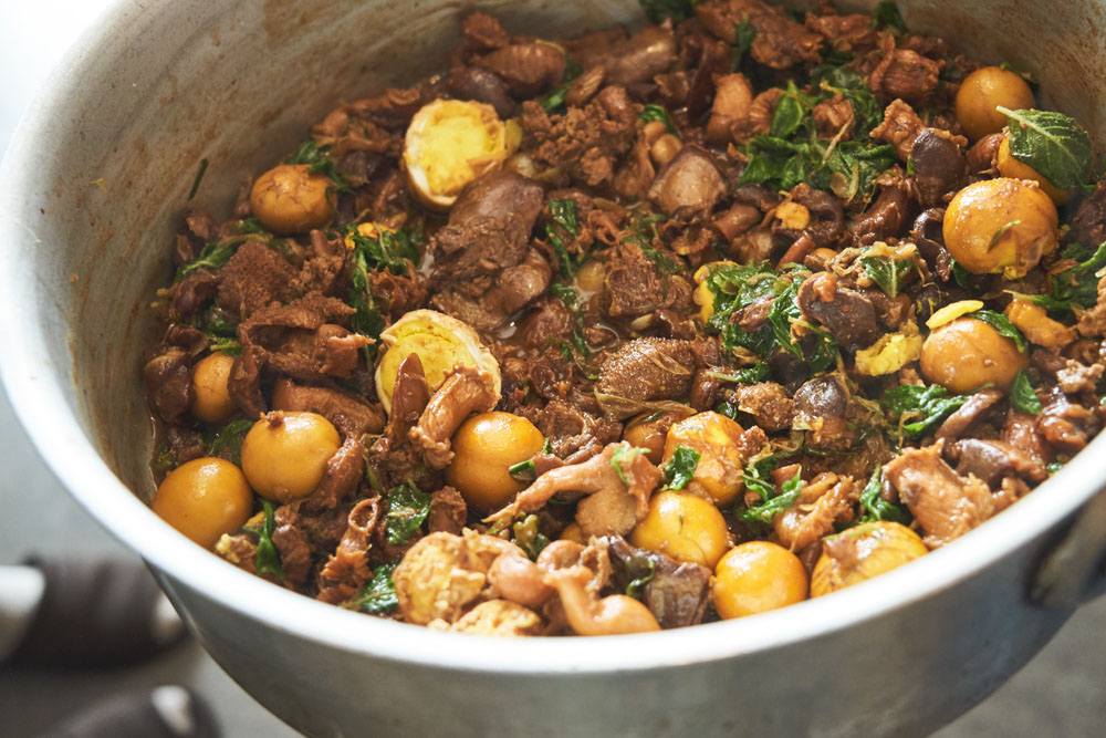 レバー、ハツ、産道、砂肝を甘辛く煮た、いわゆるモツ煮。キンカンもたくさん。余すところなく食べ尽くす、日本人にとって馴染み深い調理法。