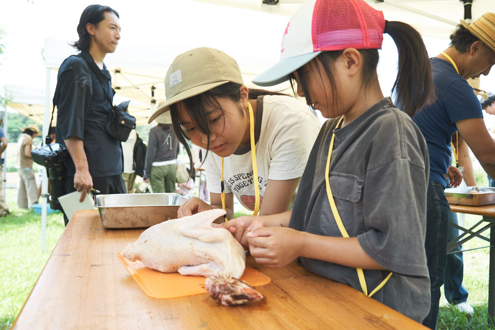 子供たちも恐れることなく鶏と向き合う。体内に手を入れるとまだ温かい。ついさっきまで生きていたことを実感。