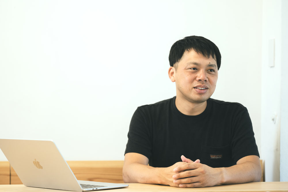 白桃薫農業長。神山で代々続く農家。食材調達の責任者であり、米の納入農家としての役割も負っている。「学生たちの身体はこの食事によって形づくられるわけだから」と白桃さん。