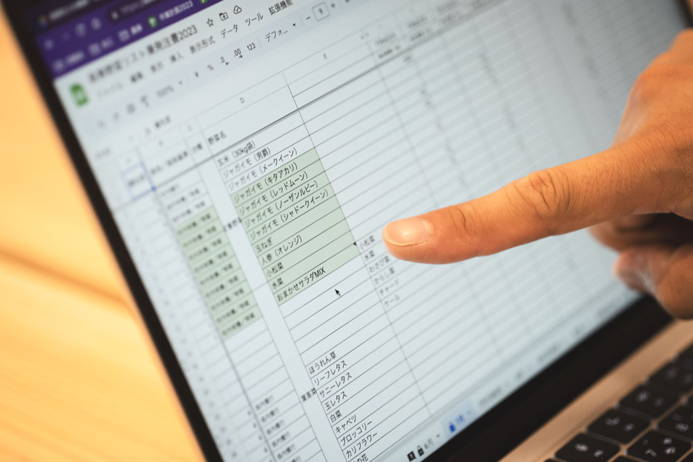 白桃さんが作るこの食材リストがまるごと高専の食事の起点となる。畑と食堂が直結している何よりの証。