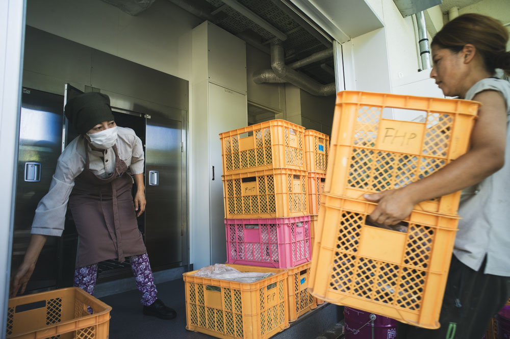 食材はフードハブ・プロジェクトに集められ、スタッフが高専に納品する。畑で採れたての野菜は段ボール箱などには入れず、通い箱で納品。